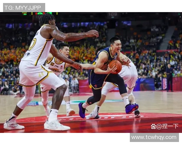 CBA焦点战青岛队迎战山东西王队双方全力争胜展现篮球魅力